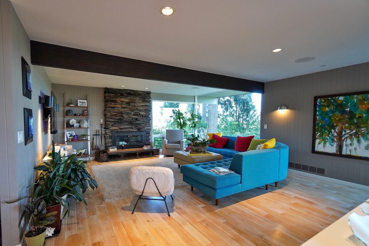 Seamless indoor-outdoor living flow with folding glass doors connecting the dining room to the deck at Naakef Travel Nurse Stay – Lake Forest Park.