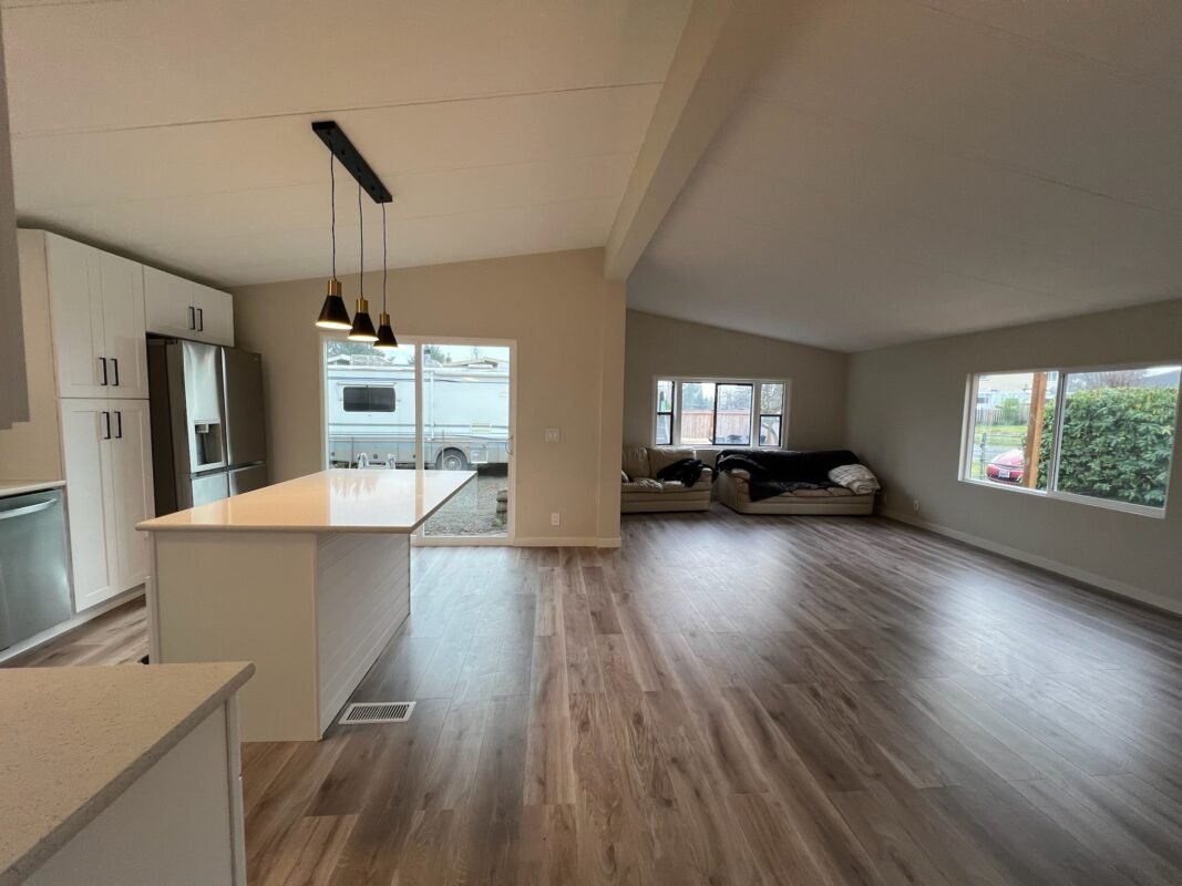 Expansive open-concept living area connecting the kitchen and lounge, perfect for gatherings at Naakef Private Home Rentals – Seatac.